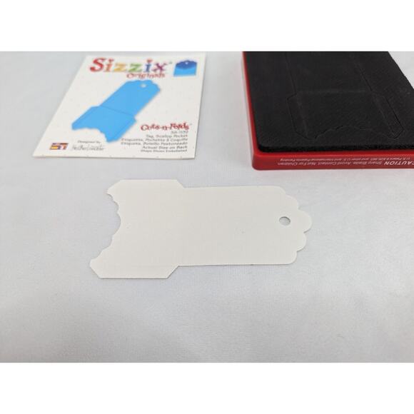 SIZZIX Die 38-1132 Cuts-n-Folds Scallop Pocket Tag Heather Lancaster - Picture 3 of 11